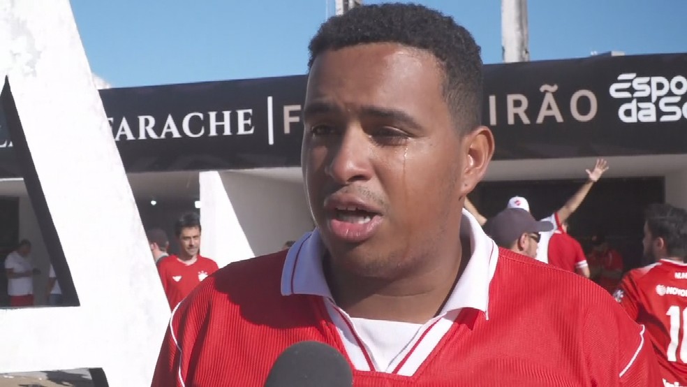João Vitor se emocionou antes do jogo contra o ABC — Foto: Nathália Freitas / ge