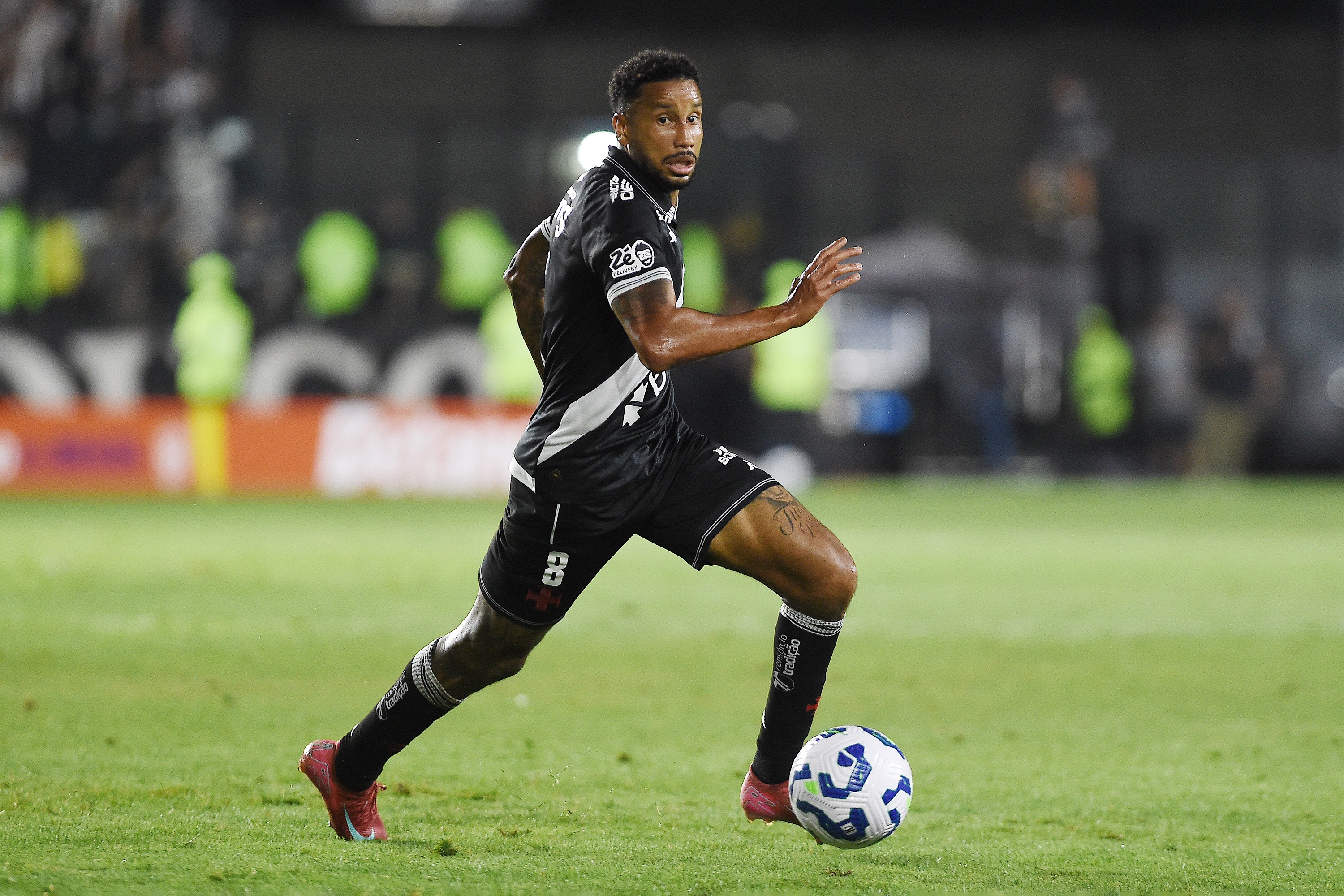 Jair volta ao elenco do Vasco após 10 meses de recuperação