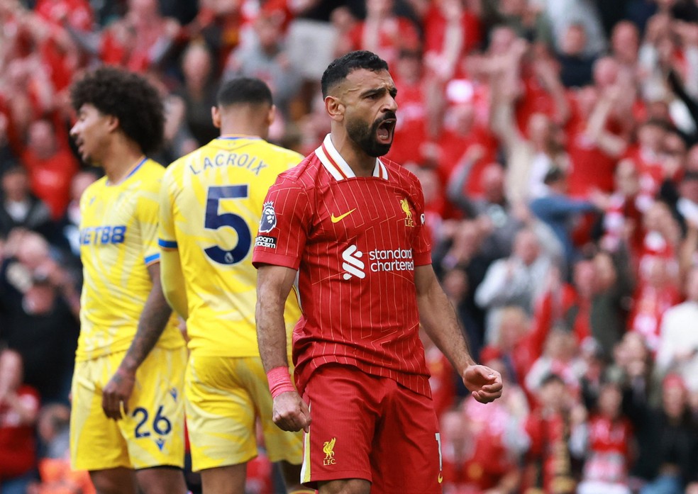 Salah rebate torcedores do Liverpool que ironizaram dupla: "Que tal celebrar sem desrespeitar?"