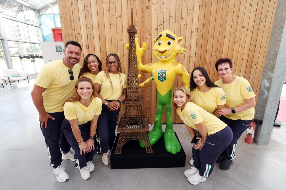 Equipe feminina de ginástica Brasil na Vila Olímpica — Foto: Gaspar Nóbrega/COB