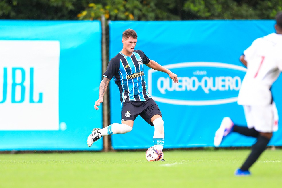 Zagueiro Nathan, do time Sub-20 do Grêmio — Foto: ANGELO PIERETTI/GRÊMIO FBPA