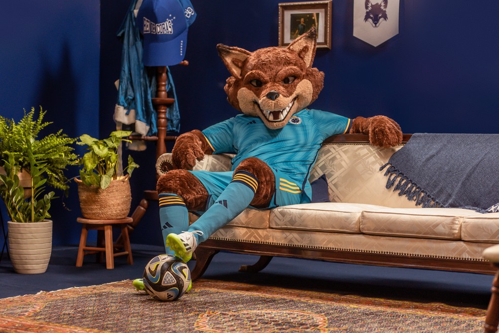 Raposão com o novo uniforme do Cruzeiro — Foto: Divulgação