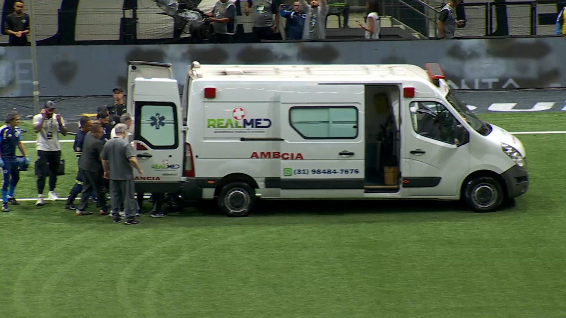Zagueiro do Atlético-MG se choca no alto e sai do campo de ambulância; veja cena