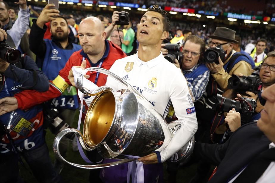 Melhor do mundo CR7 arrasa zaga da Juve chega a 600 gols e