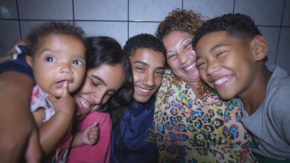 Família e Marcielna, torcedora do Cruzeiro que foi fotografado amamento o filho no Mineirão há 16 anos — Foto: TV Globo