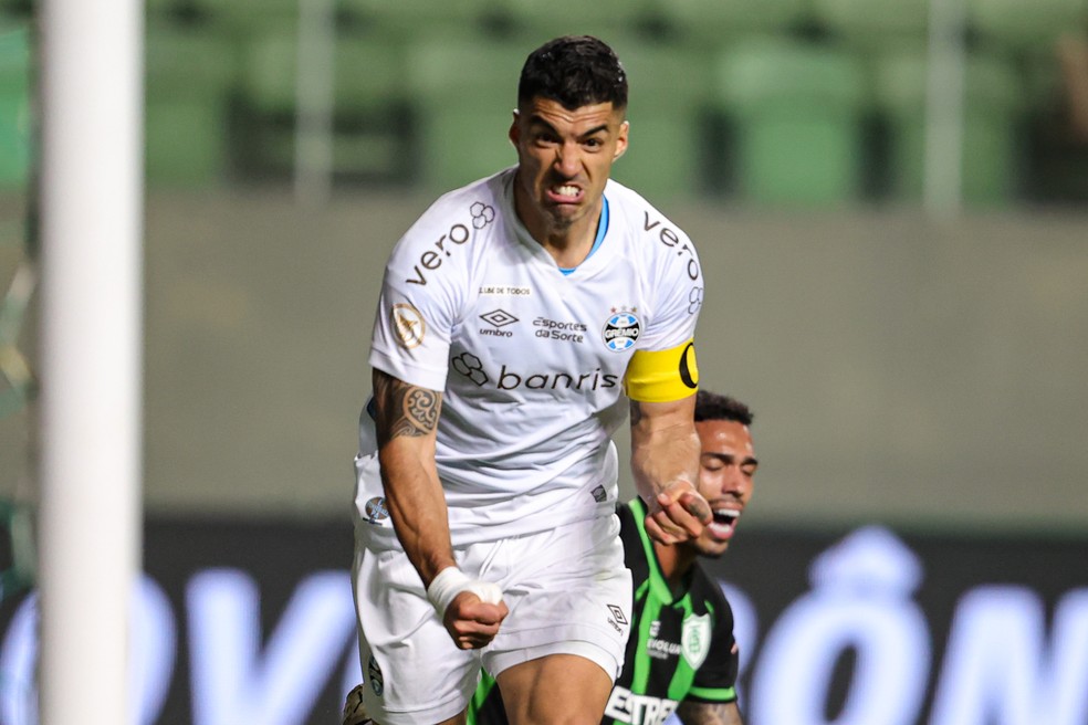 Suárez comemora gol do Gremio  — Foto: Gilson Lobo/AGIF