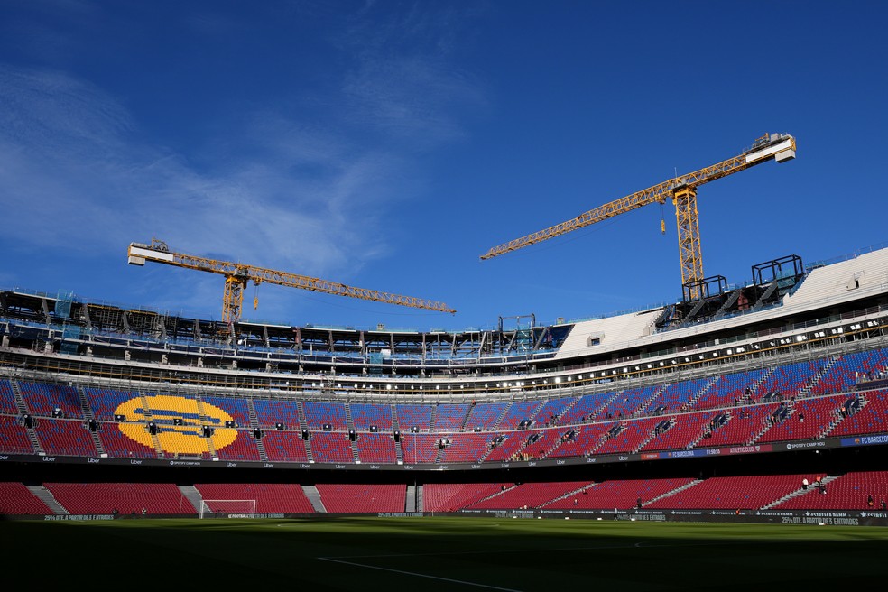 Camp Nou, estádio do Barcelona, está passando por reformas para ampliar sua capacidade — Foto: Alex Caparros/Getty Images