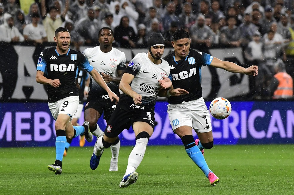 Corinthians e Racing empataram em 2 a 2 na semifinal da Sul-Ameircana — Foto: Marcos Ribolli