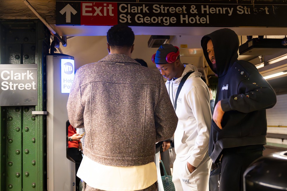 Jogadores do Detroit Pistons no metrô de Nova York — Foto: Divulgação/Pistons