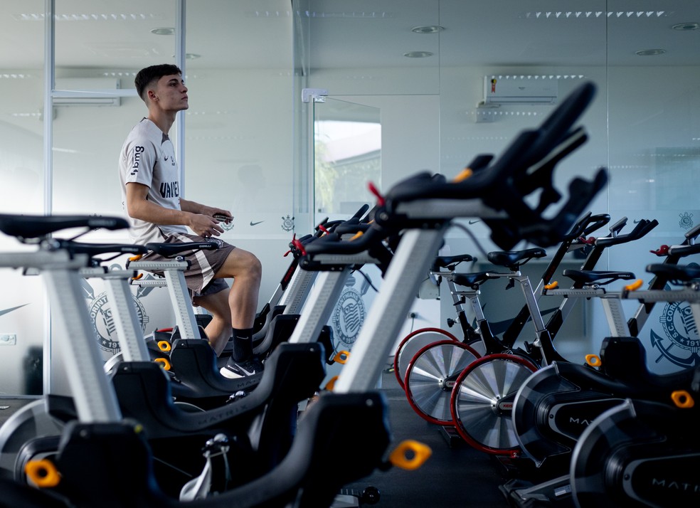 Breno Bidon faz trabalho regenerativo no Corinthians — Foto: Rodrigo Coca/Ag. Corinthians