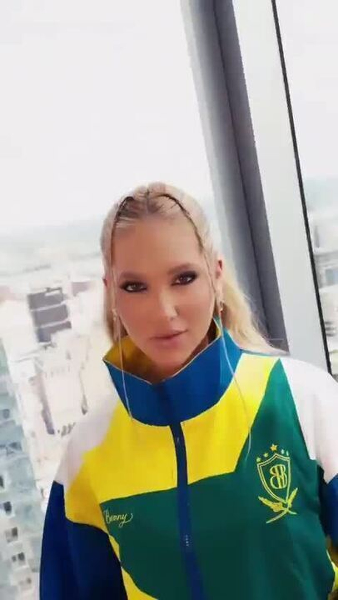 Esposas e namoradas desfilam moda para Brasil e Haiti na Copa do Mundo