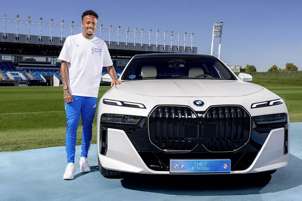 Eder Militão optou por modelo branco do BMW i7 — Foto: Reprodução