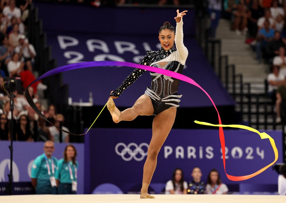 Bárbara Domingos, da ginástica rítmica, nas Olimpíadas de Paris — Foto: REUTERS/Mike Blake