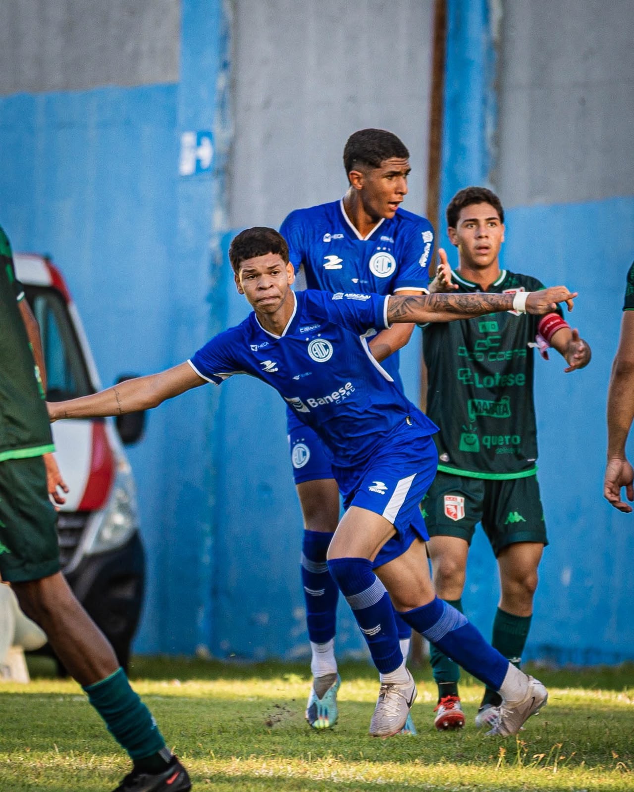 Jogadores do Confiança comemorando a virada na partida contra o Lagarto