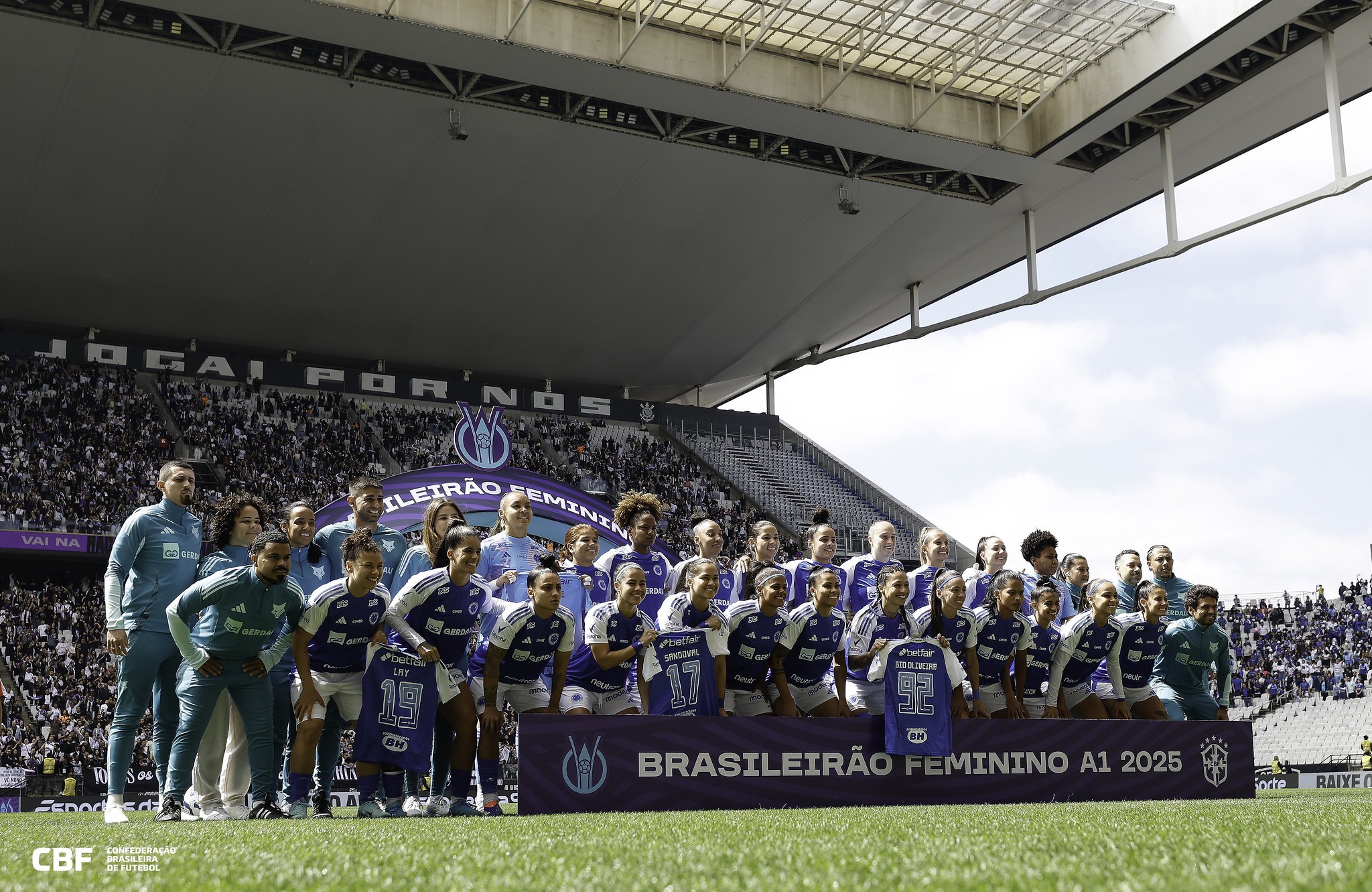 Cruzeiro enfrenta obstáculos na formação do elenco feminino após decisão de investimento estático