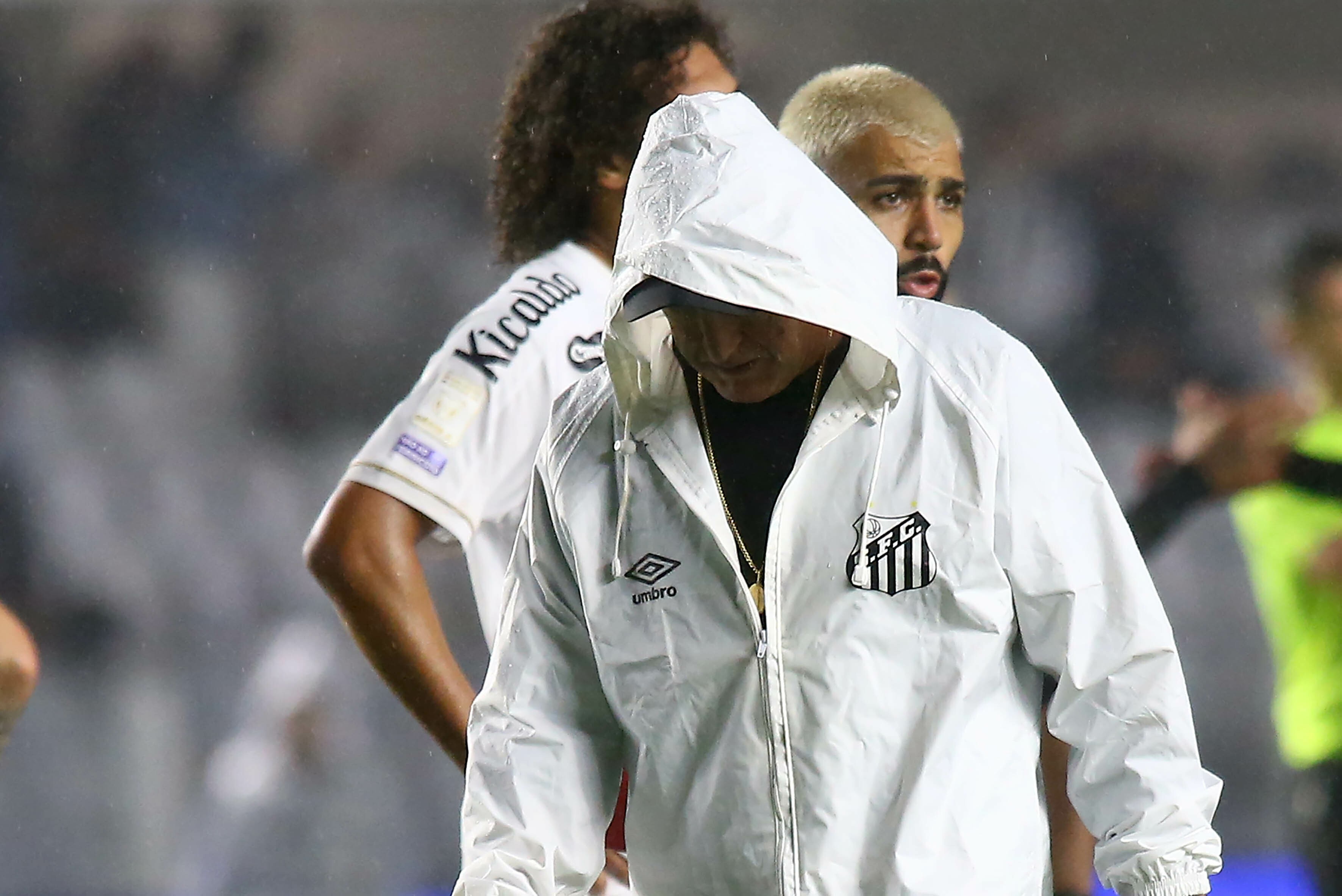 Cuca clama por reforços e desabafa sobre crises no Santos