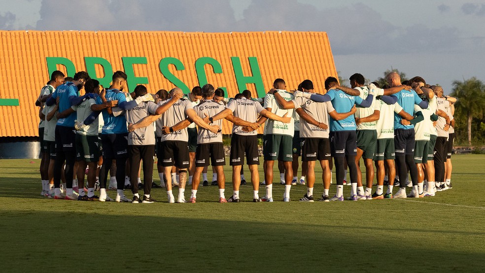 Elenco do Cuiabá no CT Manoel Dresch — Foto: AssCom Dourado