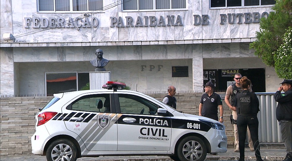 Fachada da FPF-PB cercada por policiais durante a investigação da Operação Cartola, em 2018 — Foto: Reprodução / TV Cabo Branco