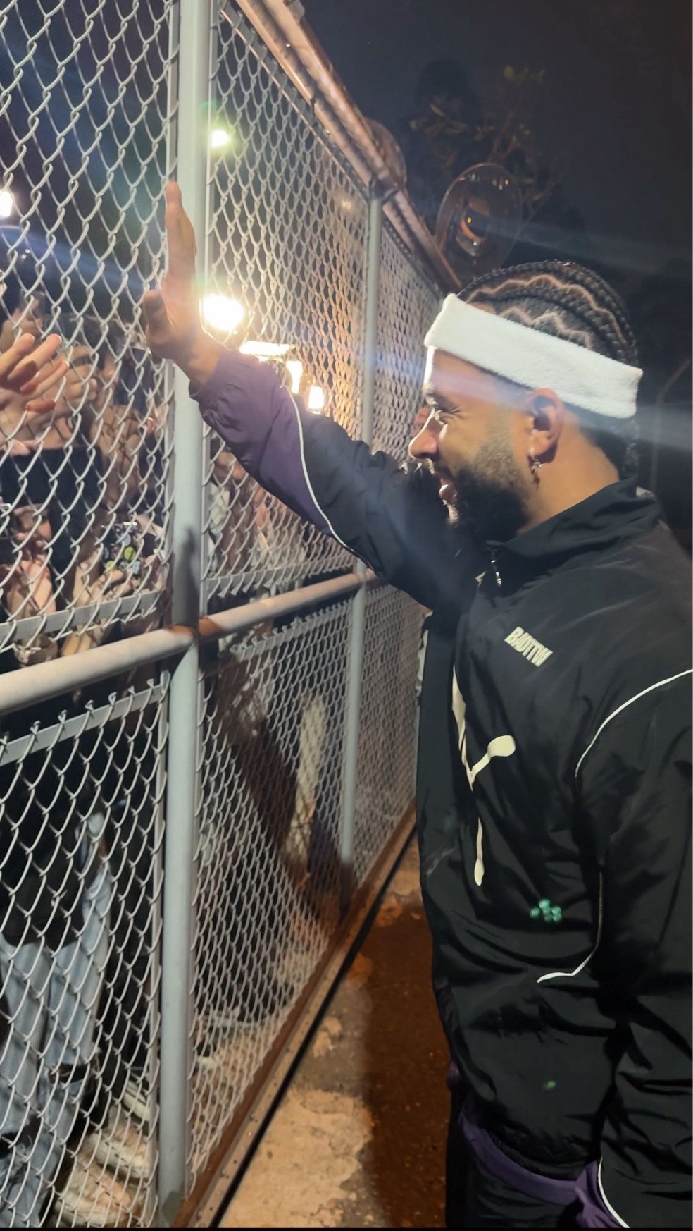 Memphis tem o primeiro contato com torcedores do Corinthians no aeroporto — Foto: Hugo Rodrigues/Ag. Corinthians