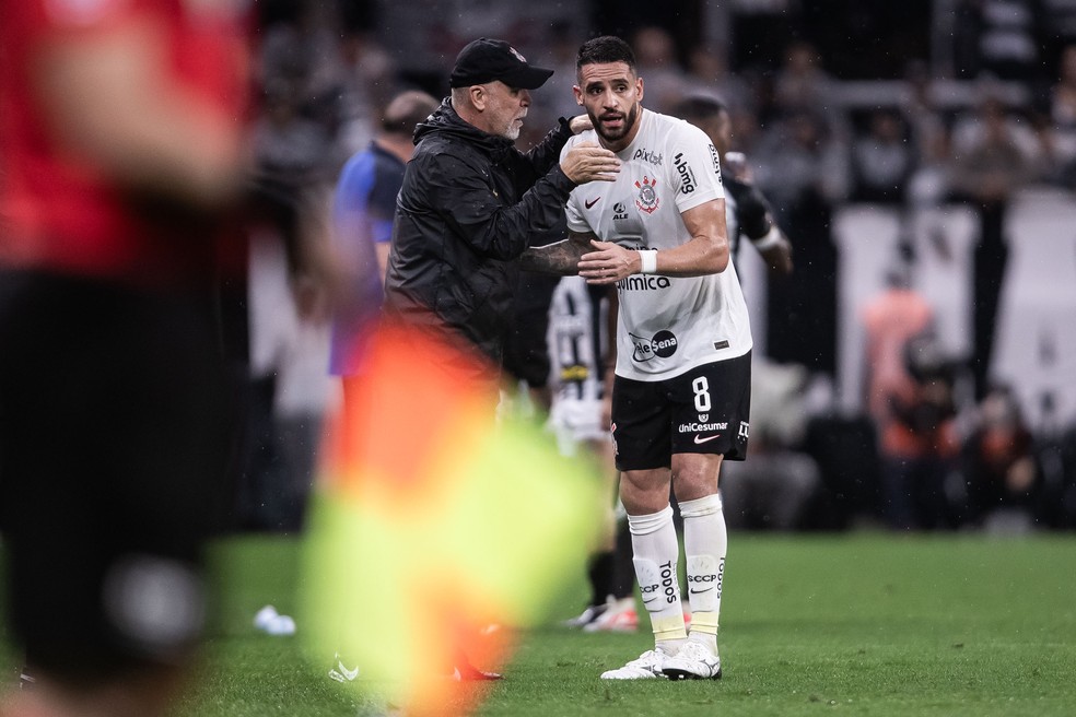 Embora seja líder técnico e moral do elenco, Renato Augusto não será privilegiado em relação aos demais com contrato no fim — Foto: Leonardo Sguaçabia