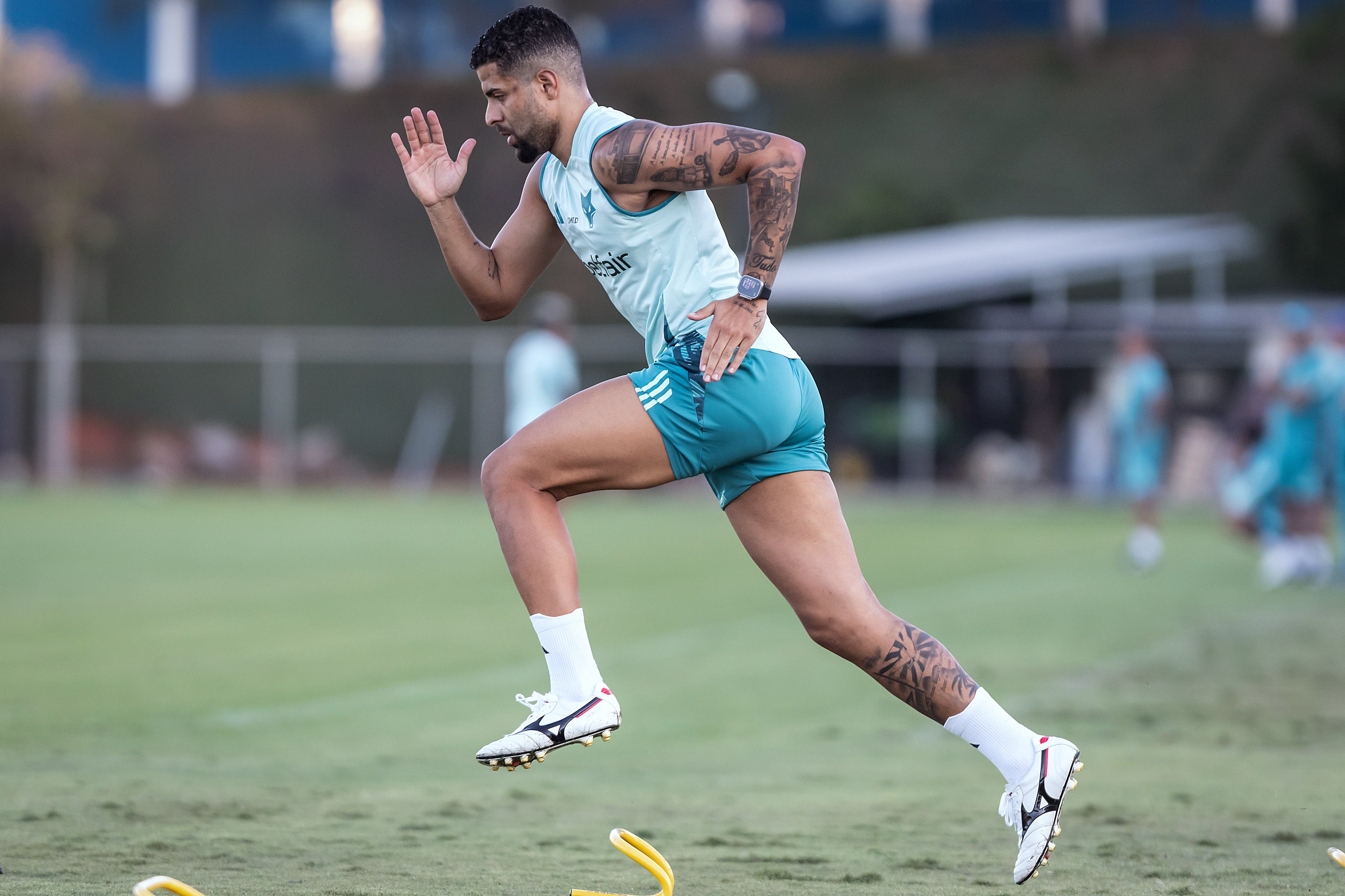 João Marcelo é liberado para a preparação, e William liga alerta