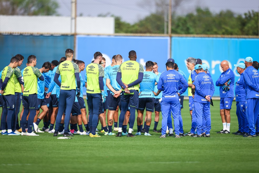 Renato conversa com o elenco do Grêmio — Foto: Lucas Uebel/Grêmio