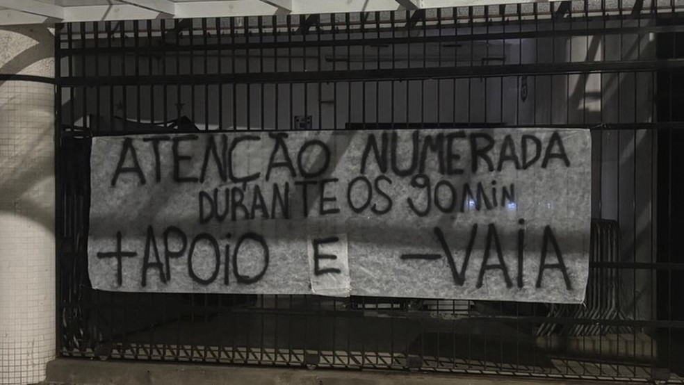 Faixas de protesto são colocadas na Vila Belmiro pela torcida do Santos — Foto: Divulgação