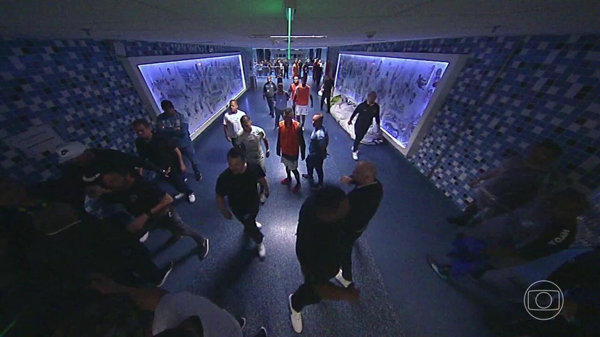 Perto do adeus: Alessandro viaja com o Corinthians ao Rio, mas não pode ver jogo em estádio