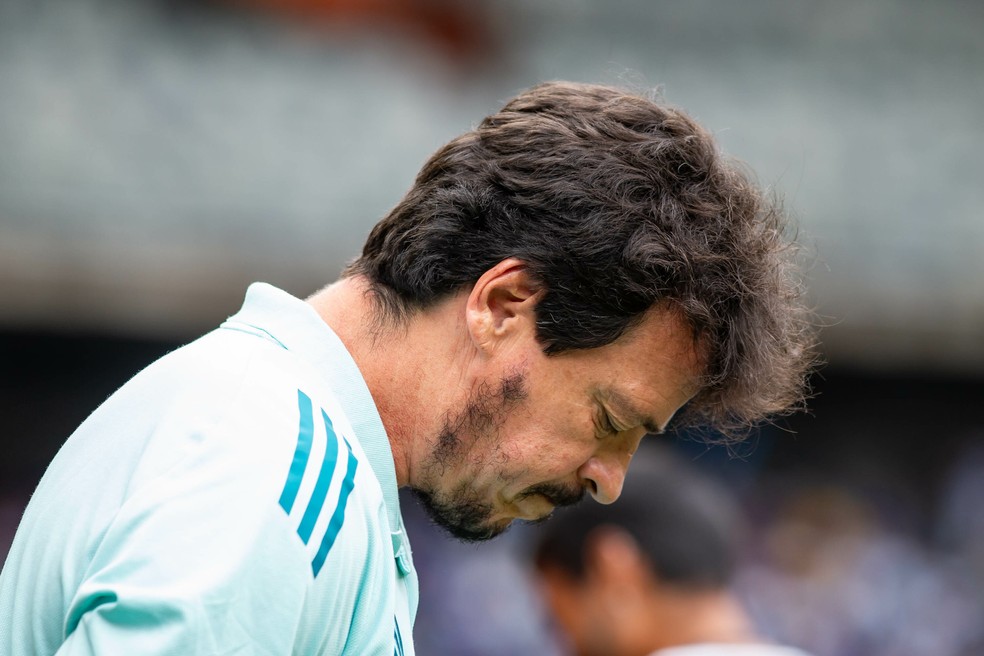 Técnico Fernando Diniz durante o jogo entre Cruzeiro e Betim — Foto: Fernando Moreno/AGIF