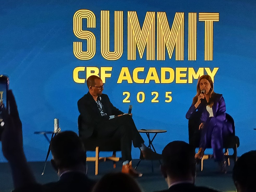 Leila, do Palmeiras, discorda de críticas de Abel à arbitragem