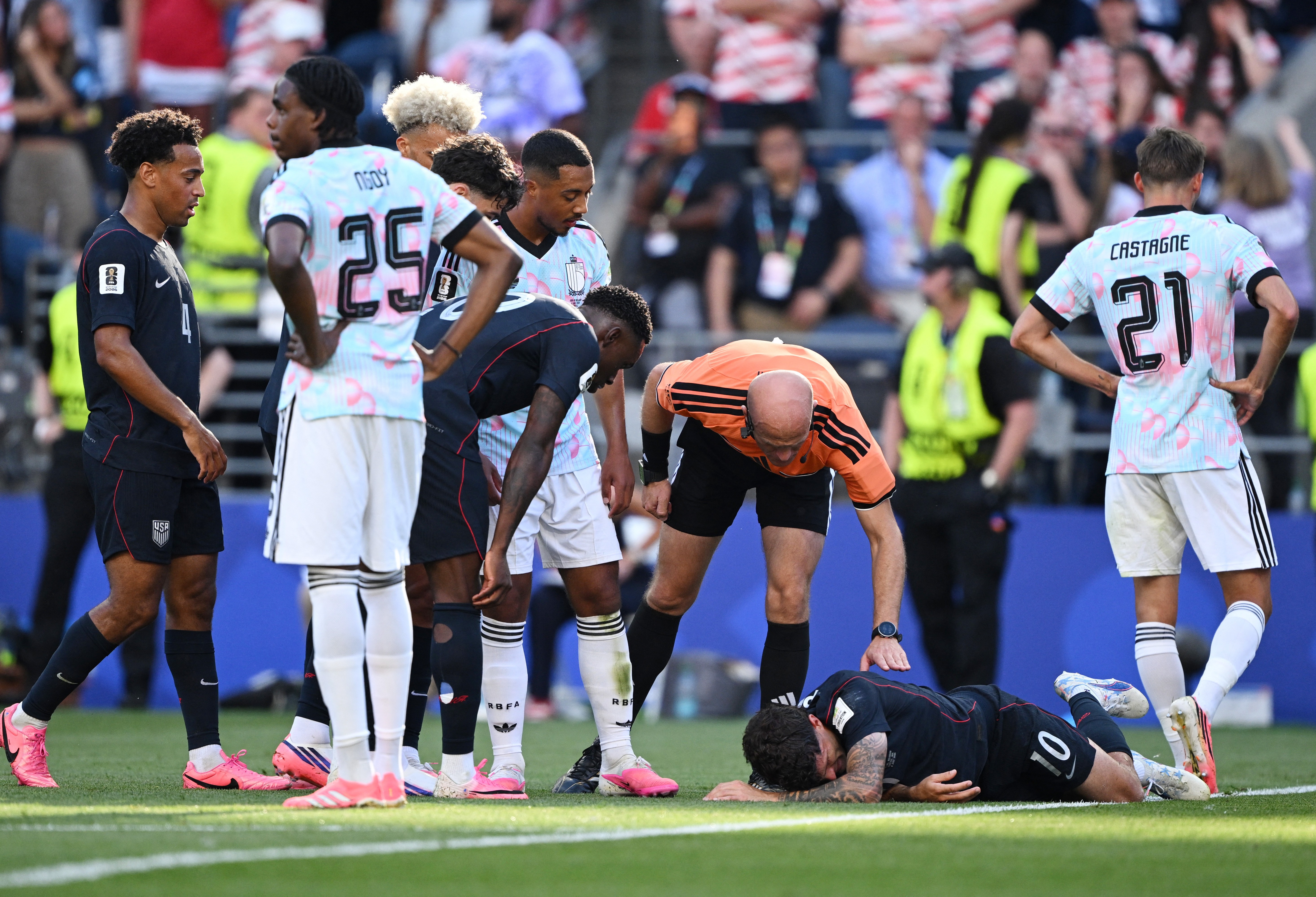 Pulisic leva a pior em dividida e demonstra frustração ao ser substituído nos EUA