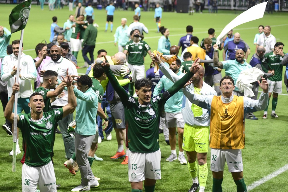 Elenco palmeirense comemora classifica��o para a final da Libertadores � Foto: Marcos Ribolli