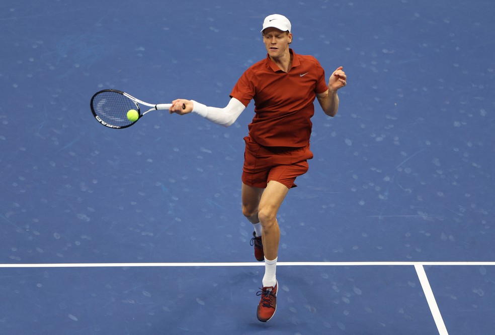 Sinner venceu o segundo set da decisão — Foto: REUTERS/Shannon Stapleton