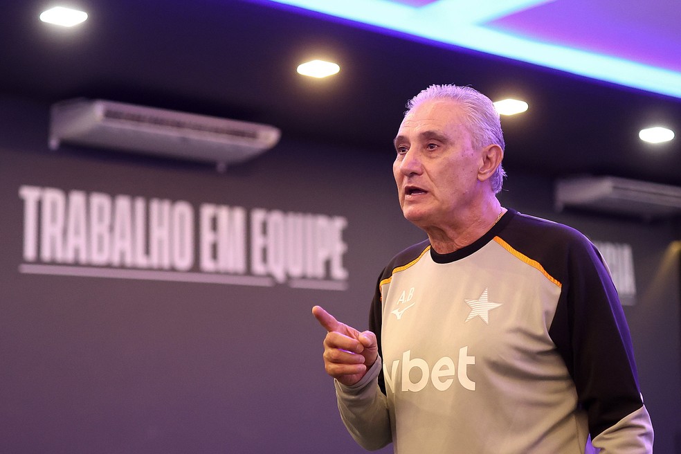 Tite em primeiro dia no Botafogo — Foto: Vitor Silva/Botafogo.