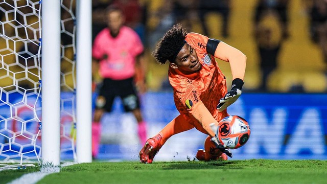 Hugo Souza defende pênalti em Novorizontino x Corinthians