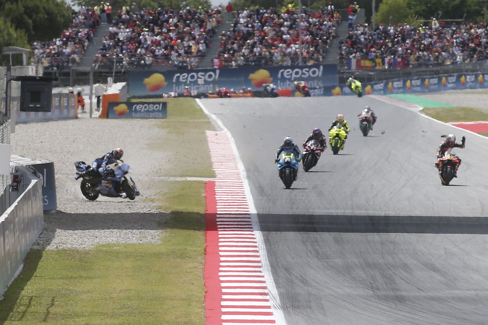 Acidente de Álex Márquez no GP da Catalunha de MotoGP — Foto: Gold & Goose Photography/Getty Images