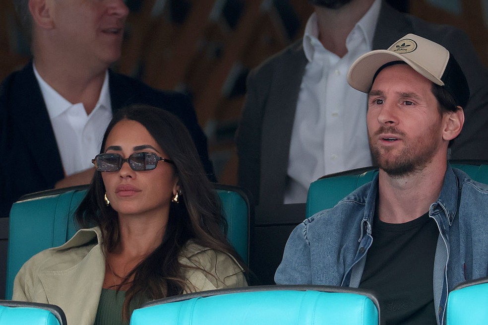 Lionel Messi foi assistir Djokovic no Miami Open ao lado da esposa Antonella — Foto: Matthew Stockman/Getty Images