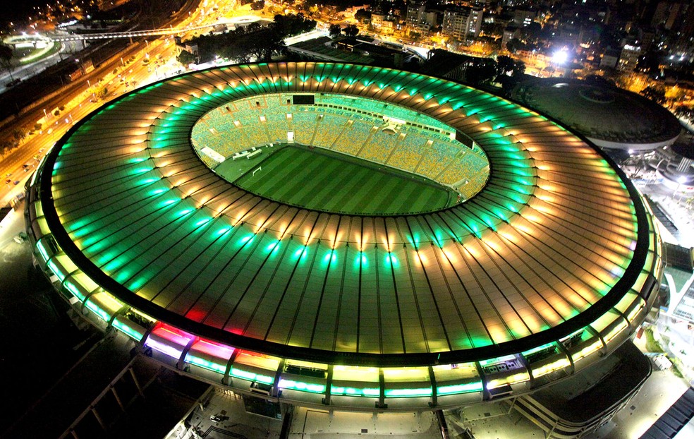 Maracan&atilde; iluminado de verde e amarelo &mdash; Foto: Genilson Ara&uacute;jo / Ag&ecirc;ncia O Globo