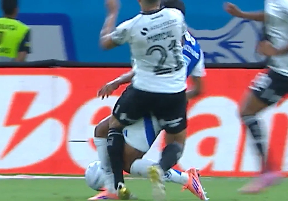 Lance de Kaiki Bruno com Marçal em Cruzeiro x Botafogo