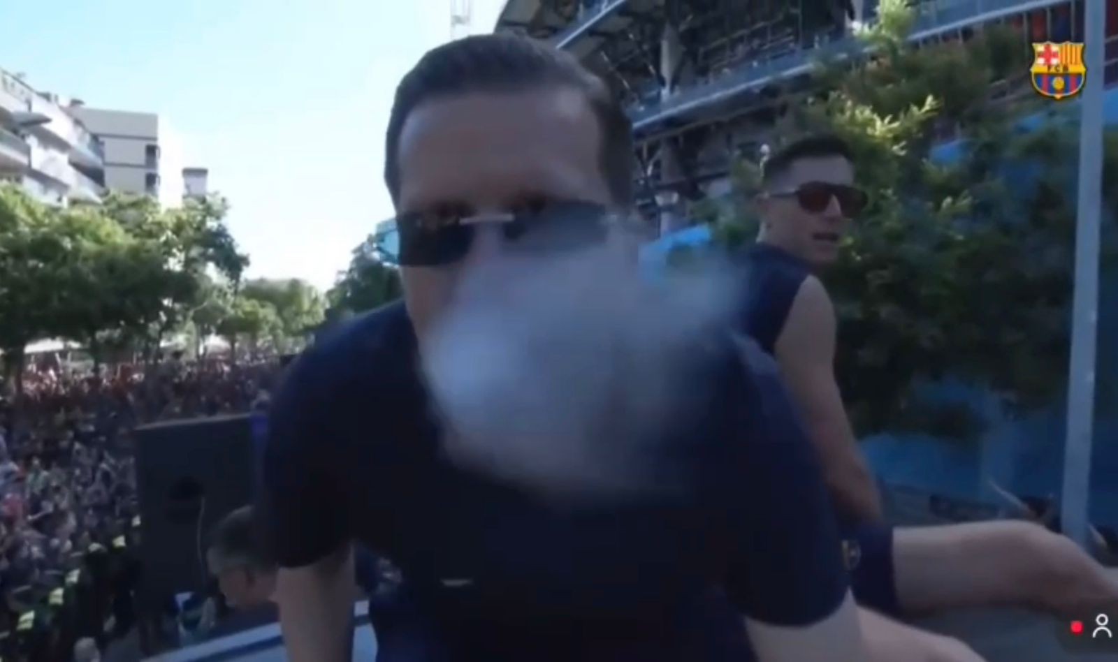 Goleiro do Barcelona fuma cigarro eletrônico em desfile para comemorar ...