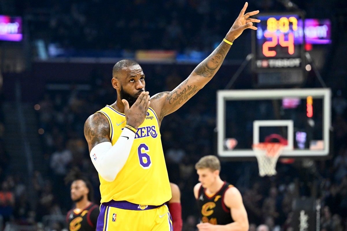 LeBron James renova com o Los Angeles Lakers e torna-se o atleta