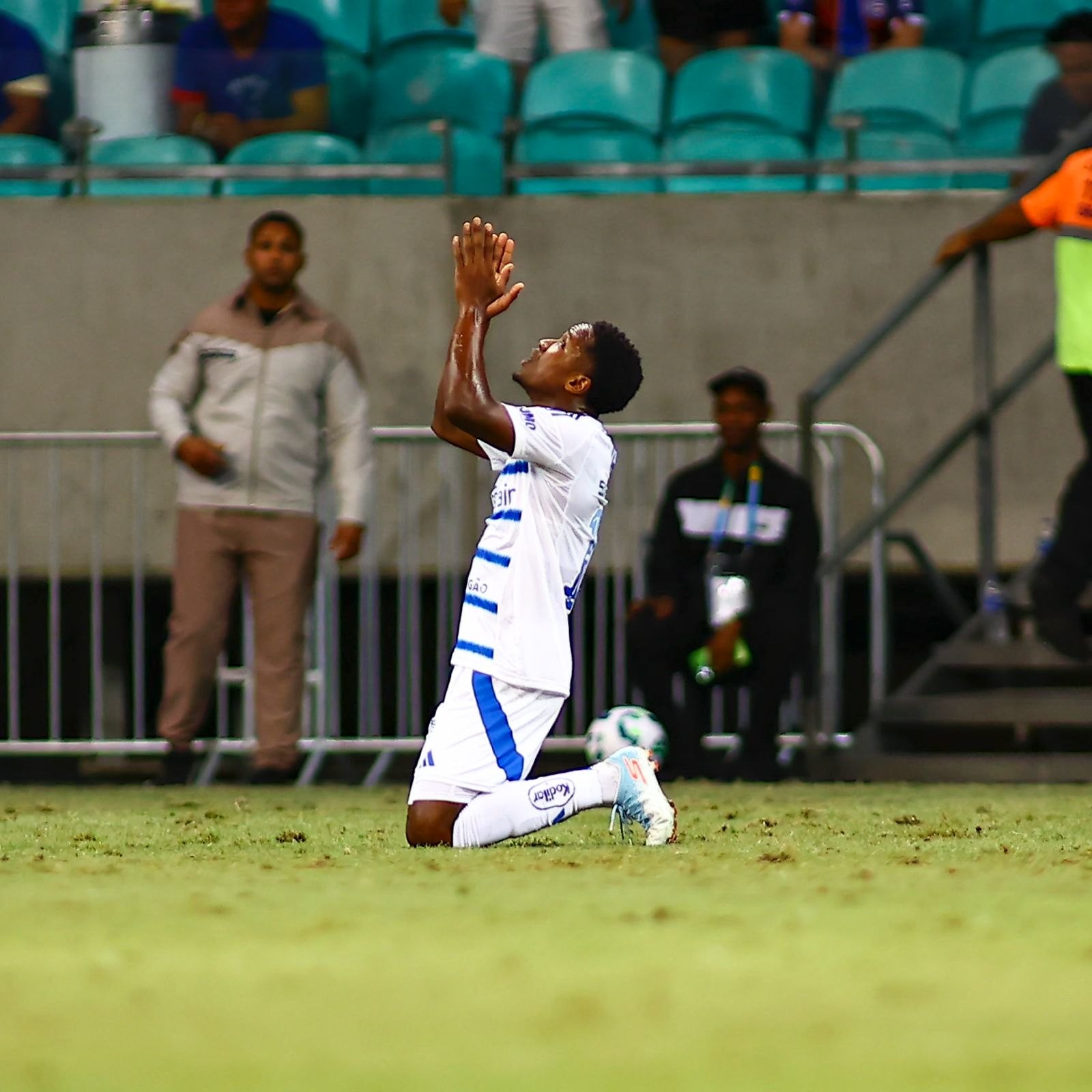 No Cruzeiro, Sinisterra celebra fim de seca de um ano sem gol