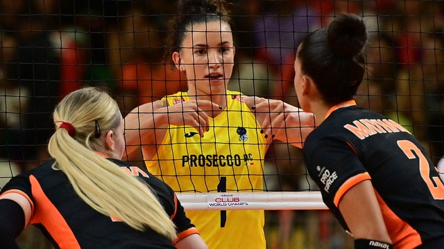 Gabi em Conegliano x Osasco, pelo Mundial de Clubes Feminino de vôlei