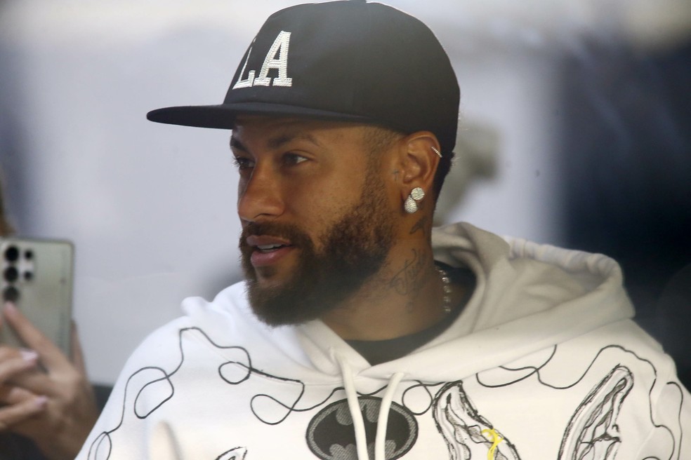 Suspenso, Neymar acompanhou Santos x Athletico do camarote — Foto: Mauricio De Souza/AGIF