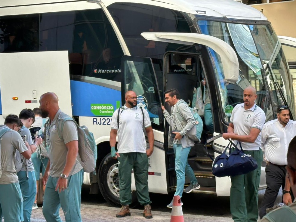 Abel Ferreira na chegada do Palmeiras ao Rio de Janeiro — Foto: Emilio Botta