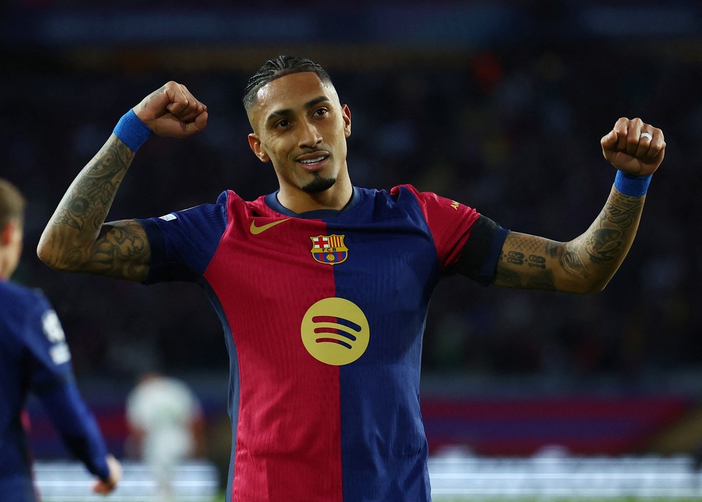 Raphinha festea gol do Barcelona sobre o Benfica no jogo de volta das oitavas de final da Champions 2024/25 — Foto: REUTERS/Albert Gea
