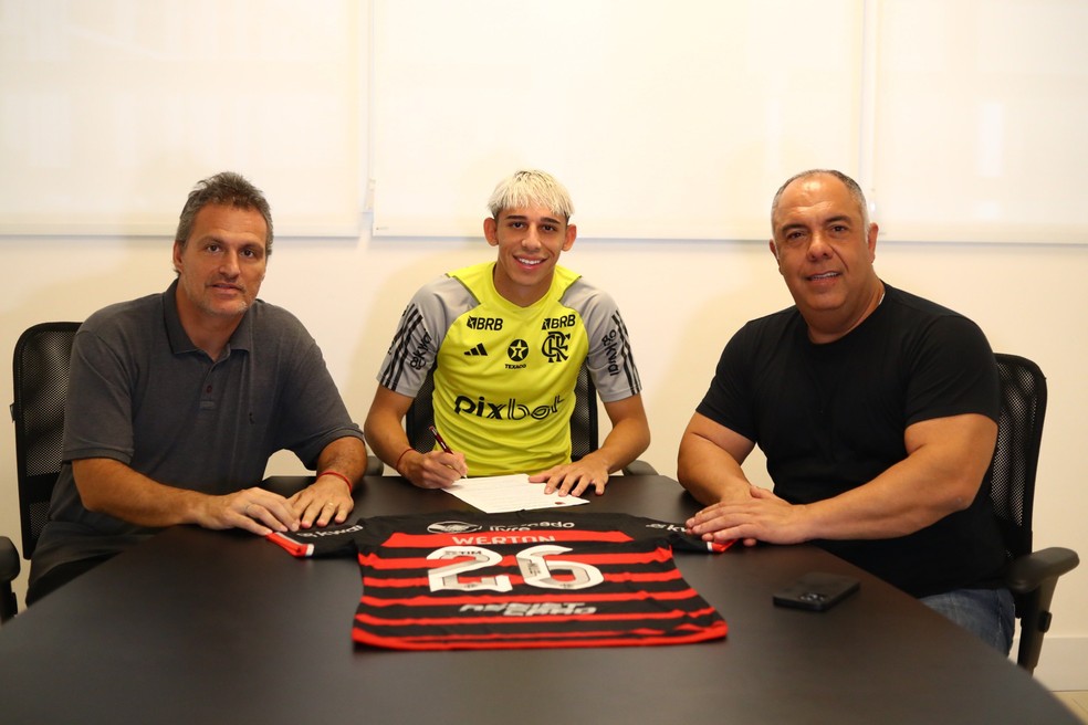 Werton renova contrato com o Flamengo — Foto: Divulgação / Flamengo
