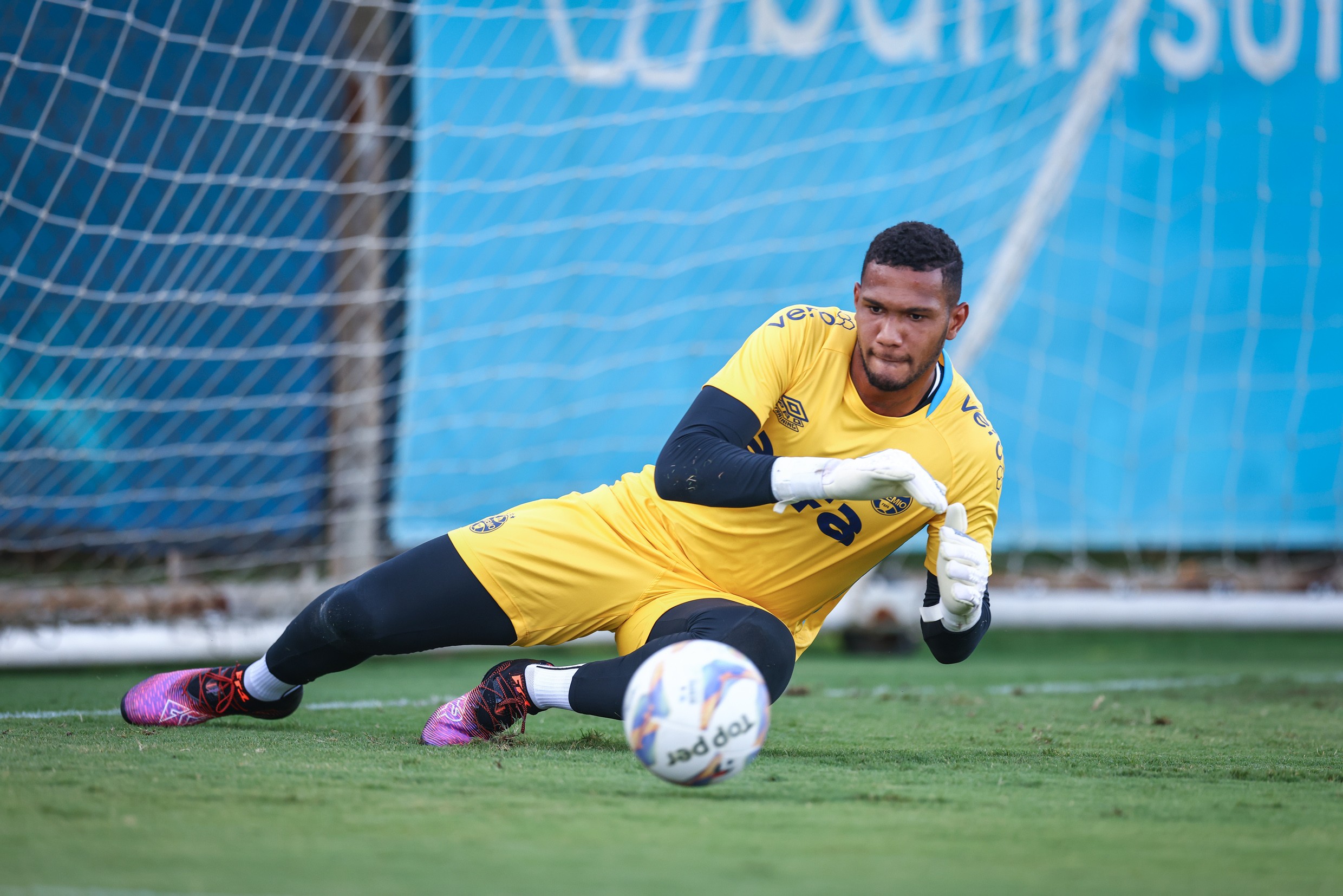 Grêmio encaminha saída em definitivo do goleiro Adriel para clube de Portugal