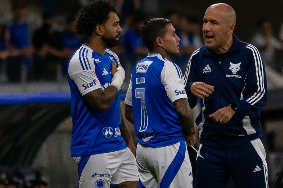 Gabigol, Dudu e Leonardo Jardim; Cruzeiro — Foto: Fernando Moreno/AGIF