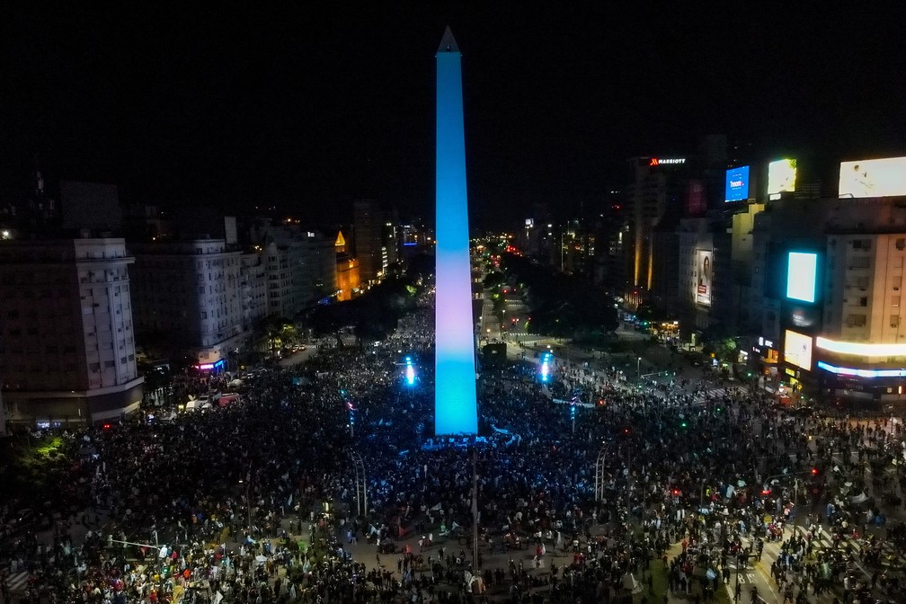 Torcedores comemoram título da Argentina em Buenos Aires — Foto: Tomas Cuesta / Getty Images